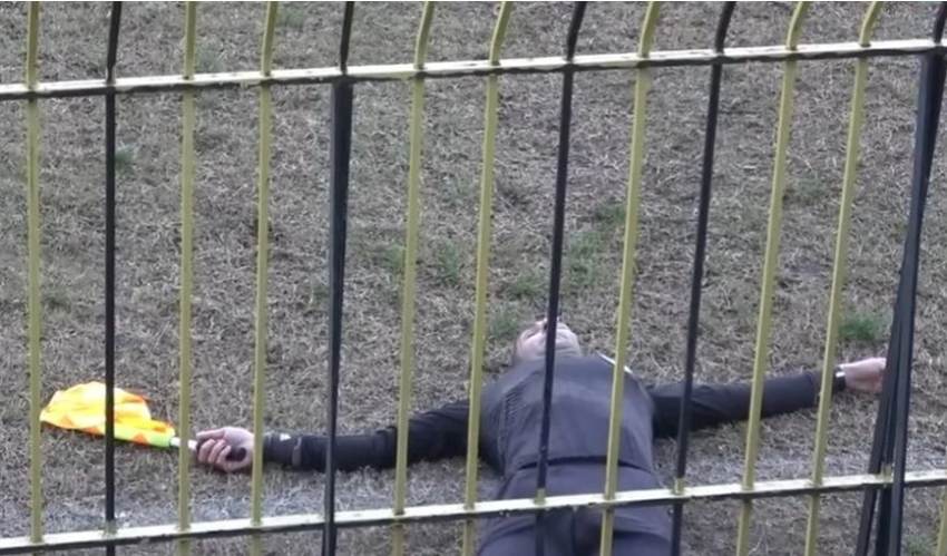 Διαιτητής προσποιήθηκε το νεκρό όταν του έπιασαν το χέρι από την εξέδρα