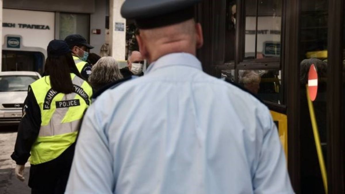 Αχαΐα: Αστυνομικός "έριξε" πρόστιμο σε... αστυνομικό γιατί δεν φορούσε μάσκα