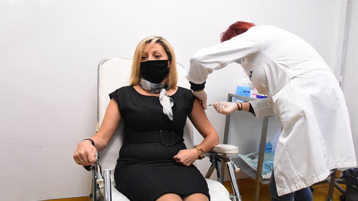 Εμβόλιο για τον κορωνοϊό: Μια δόση μειώνει σχεδόν στο μισό τον κίνδυνο μετάδοσης μέσα στα σπίτια