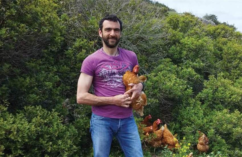  Ο αγρότης από τη Σύρο που ξεκίνησε με 400 κότες για αβγά και κατέκτησε τις Βρυξέλλες