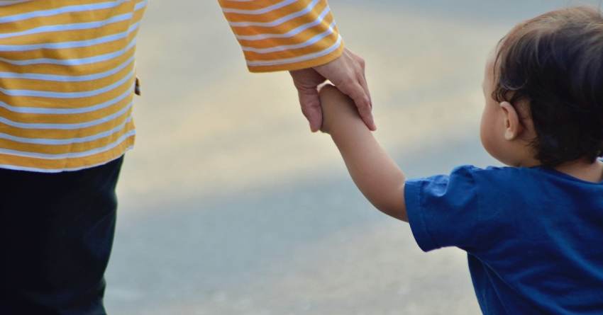 Άδεια μητρότητας: Επεκτείνεται από τους 6 στους 9 μήνες