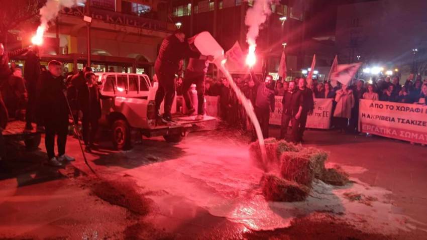 Αγρότες: Πέταξαν άχυρα και έχυσαν γάλατα