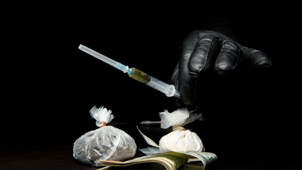 Γιαγιά έπαιρνε τρεις συντάξεις, πούλαγε ηρωίνη και τώρα ζητά 100.000 ευρώ αποζημίωση από το Κράτος