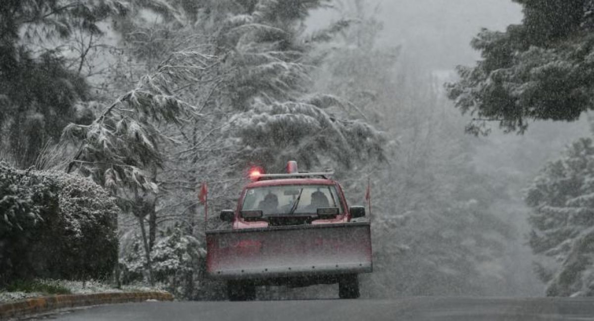 Έφτασε στην Αττική η «Μήδεια»: «Ψυχρή εισβολή» από τα βόρεια – Στα λευκά Μαλακάσα, Διόνυσος, Ωρωπός
