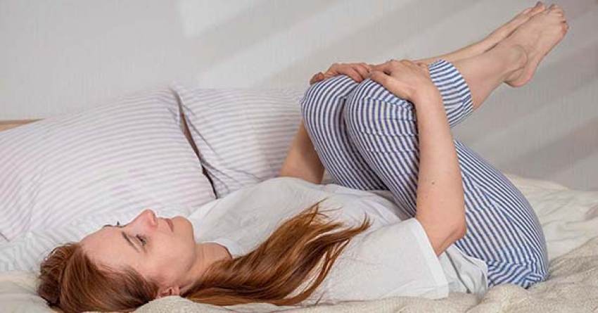 Ξυπνάτε με πιασμένη μέση; Πέντε κινήσεις που ανακουφίζουν πριν σηκωθείτε από το κρεβάτι.