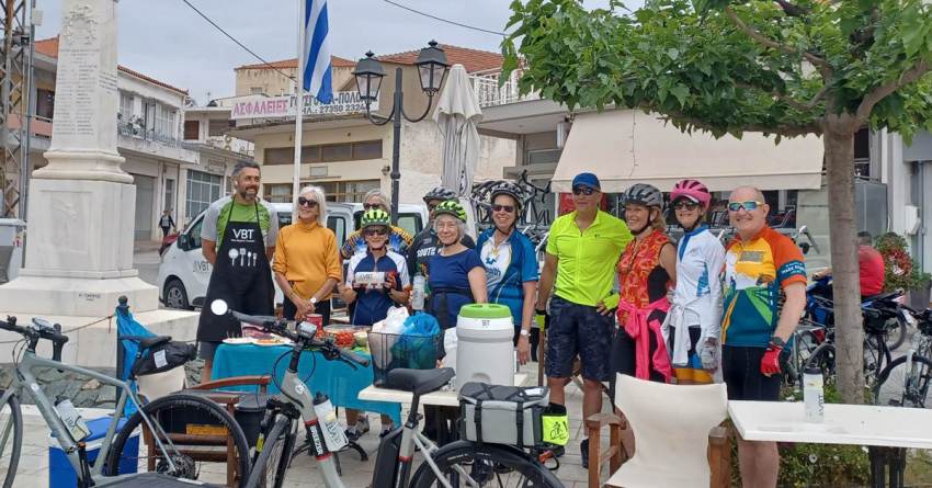 Αμερικανοί ποδηλάτες στην πλατεία Κροκεών