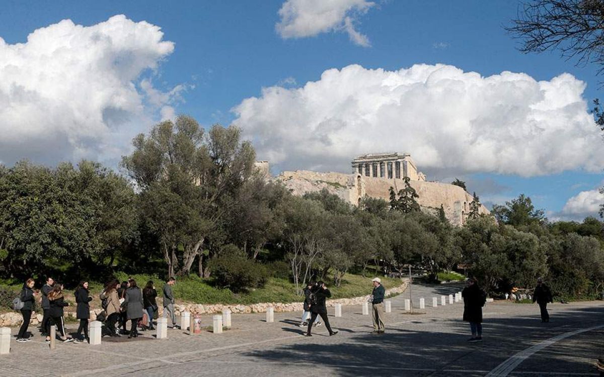 Καιρός: Αραιές νεφώσεις και μεταφορά αφρικανικής σκόνης