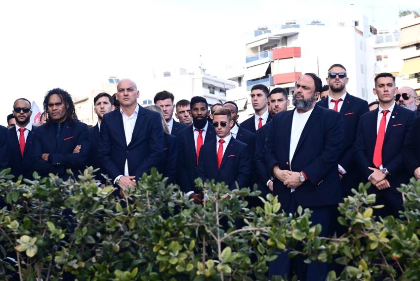 H οικογένεια του Ολυμπιακού τίμησε τη μνήμη των θυμάτων της τραγωδίας της Θύρας 7 - Φωτογραφίες