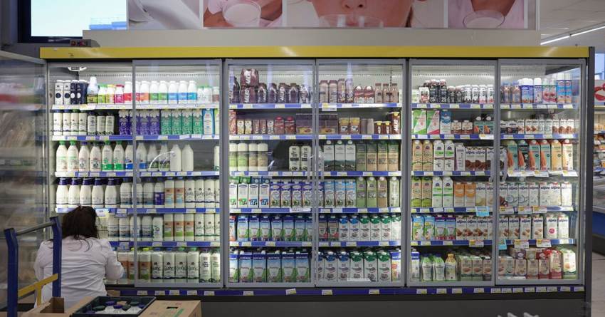 Κατά 25% αυξήθηκαν οι τιμές στα γαλακτοκομικά - Τι καταγγέλλουν οι κτηνοτρόφοι