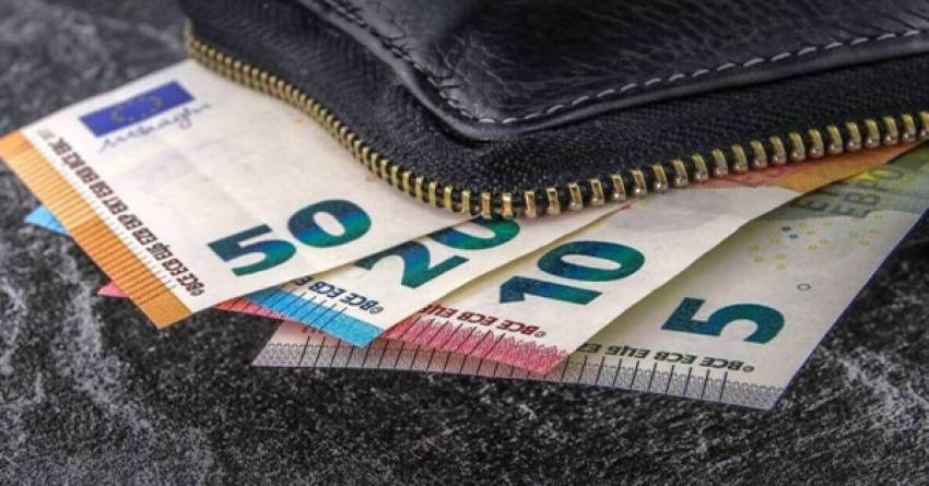 Βρήκε φάκελο με 17.000 ευρώ και τα παρέδωσε στην Aστυνομία