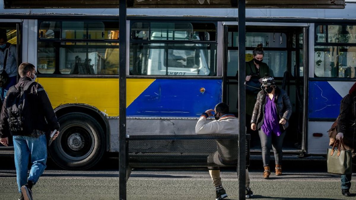 Άνδρας «κόλλησε» πάνω σε κοπέλα σε λεωφορείο και αυνανίστηκε