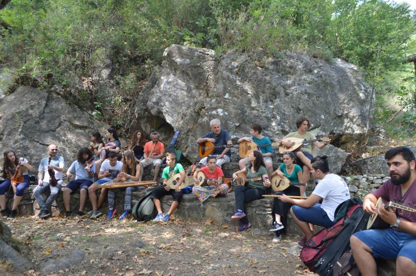 10ο Μουσικό Χοροστασιό: Εργαστήρια ελληνικής παραδοσιακής μουσικής και χορού στο Ξηροκάμπι, 21 Ιουλίου - 24 Ιουλίου!