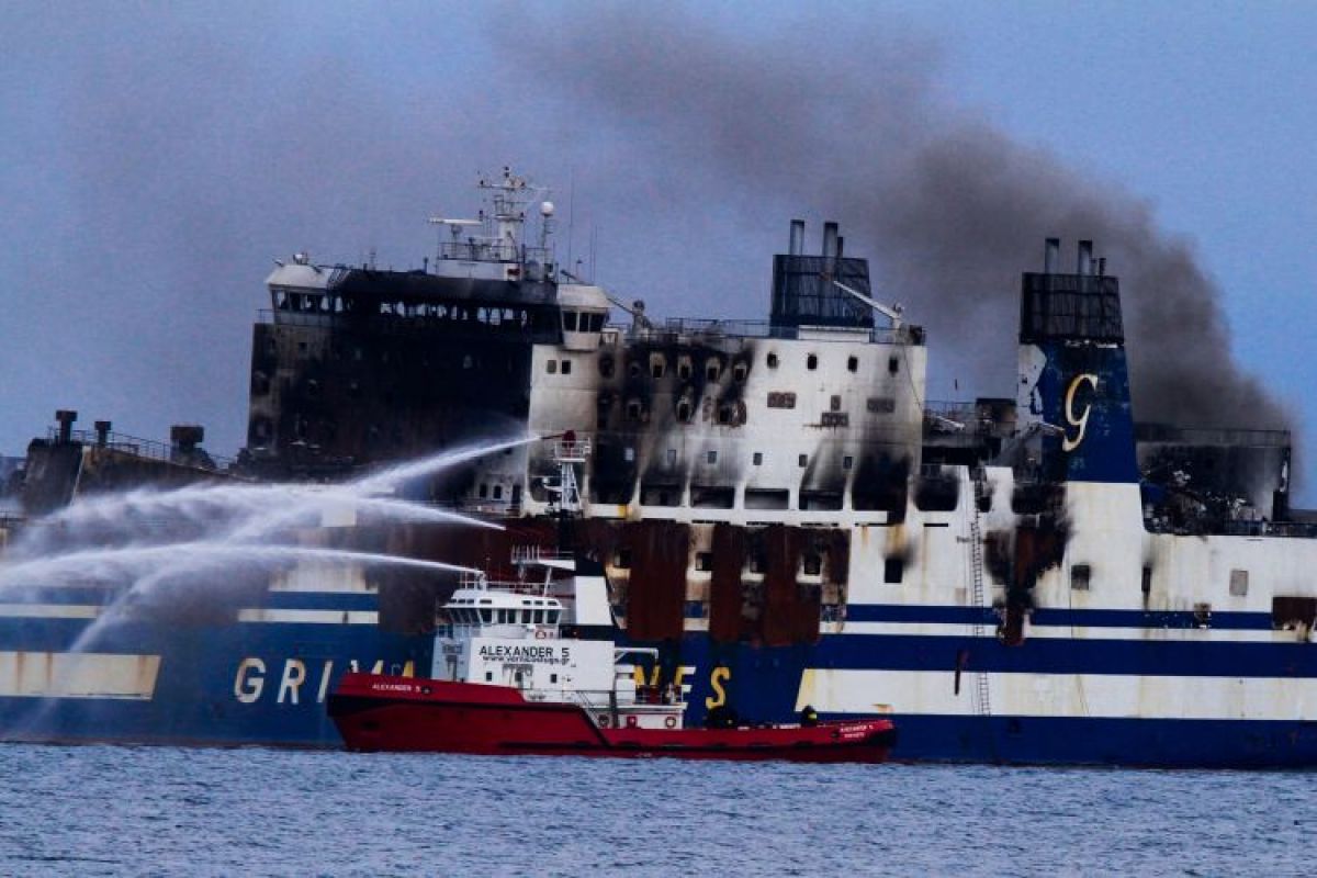 Ρυμουλκείται στο λιμάνι Πλατυγιαλίου Αιτωλοακαρνανίας στο Euroferry Olympia