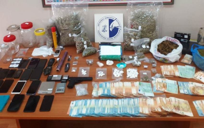 Από την Υποδιεύθυνση Δίωξης Ναρκωτικών Αττικής εξαρθρώθηκε εγκληματική οργάνωση που  δραστηριοποιούταν στην εισαγωγή και διακίνηση σημαντικών  ποσοτήτων ακατέργαστης κάνναβης (SKUNK)