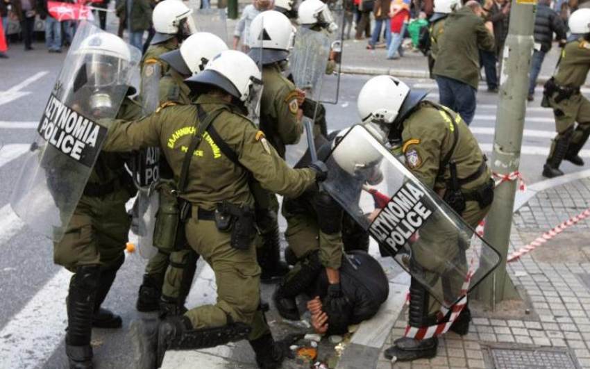 Καταγγελία Εργαζομένων: Συμβατικό αυτοκίνητο με οδηγό άνδρα των ΜΑΤ είχε μπιτόνια με άγνωστο υγρό