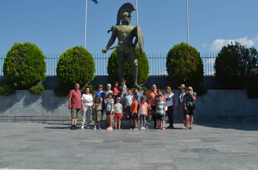 Εθελοντική δενδροφύτευση-φυτοφύτευση με φόντο το άγαλμα του Λεωνίδα