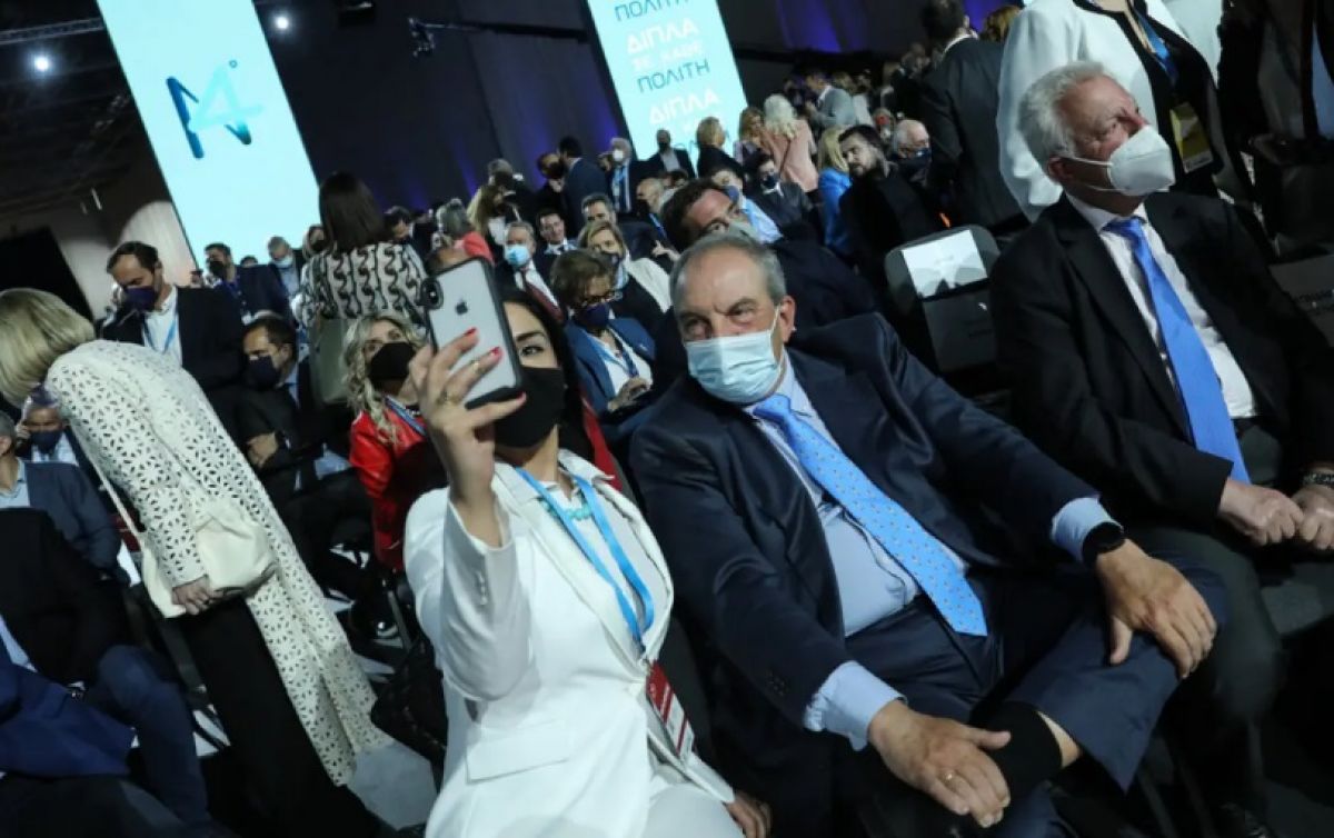 Κώστας Καραμανλής: Επανεμφάνιση του πρώην πρωθυπουργού σε εκδήλωση οργάνωσης γυναικών