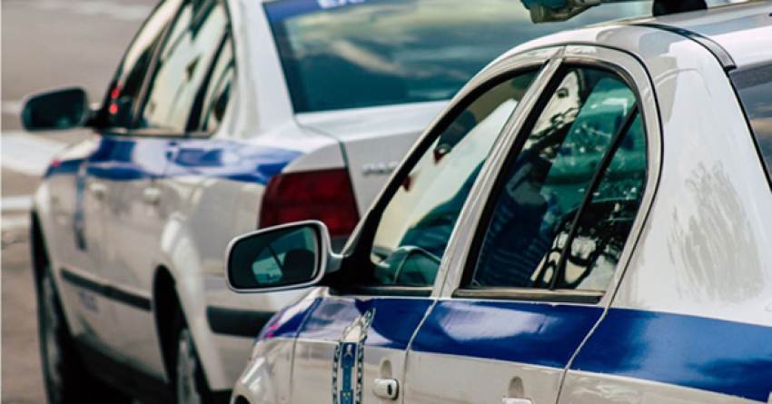 Μπήκε σε δημοτική υπηρεσία και άρχισε να αυνανίζεται μπροστά στους υπαλλήλους