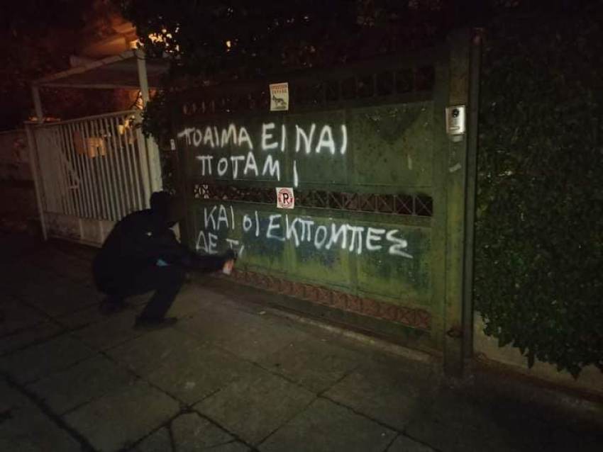 Ρουβίκωνας: Παρέμβαση στο σπίτι του Στ. Θεοδωράκη για την “συνέντευξη -πλυντήριο”