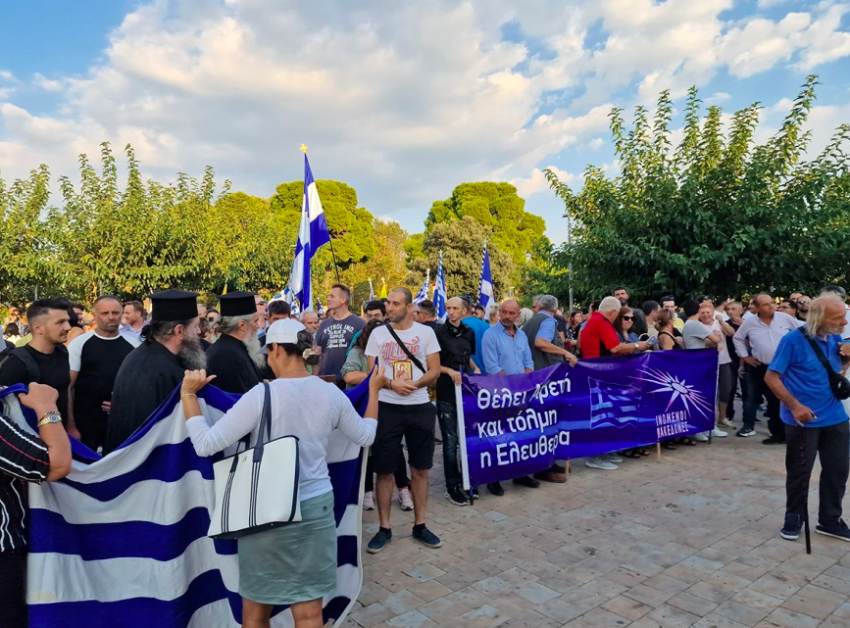 Θεσσαλονίκη: Σταυροί, προσευχές και… παραλήρημα από τους αρνητές των νέων ταυτοτήτων