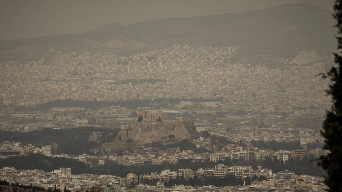 Καιρός: Βροχές και σκόνη με άνοδο της θερμοκρασίας στα νότια και πτώση στα βόρεια