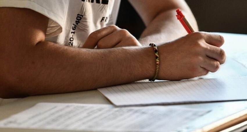 Πανελλήνιες 2023: Τσάκωσαν μαθητή καλωδιωμένο να αντιγράφει - Του μηδένισαν το γραπτό