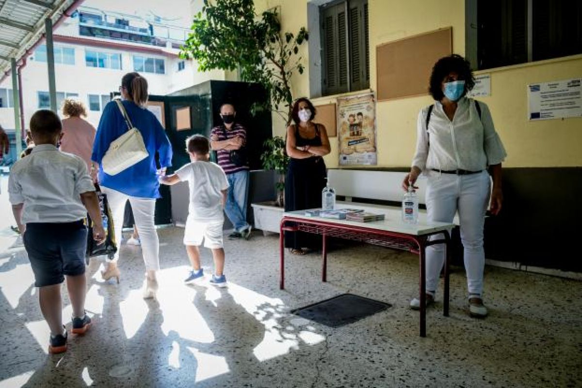 Δημοτικά-νηπιαγωγεία: Στα θρανία ξανά μετά από δύο μήνες - «Εμπαιγμό» καταγγέλλει η ΔΟΕ