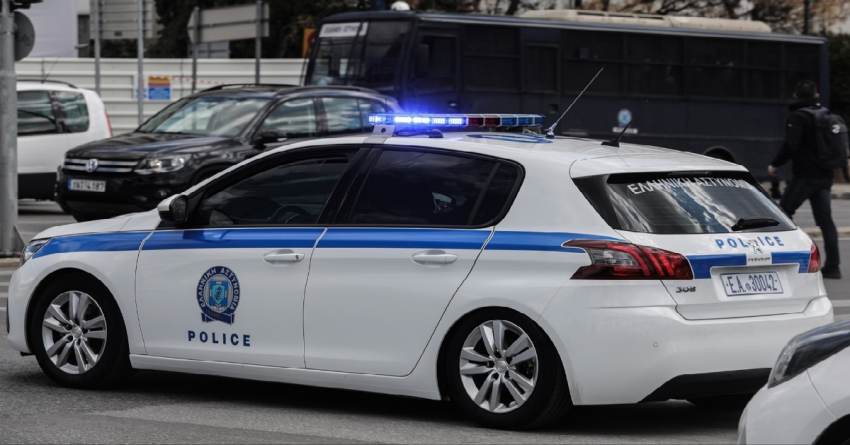 42χρονος χτύπησε αστυνομικό γιατί επέπληξε τον 15χρονο γιο του για μια κλοπή