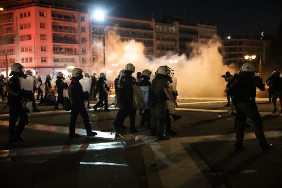 Σύνταγμα: Χημικά και μολότοφ στην συγκέντρωση των αντιεμβολιαστών