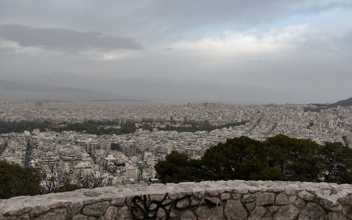 Καιρός σήμερα: Ζέστη, τοπικές βροχές και αφρικανική σκόνη