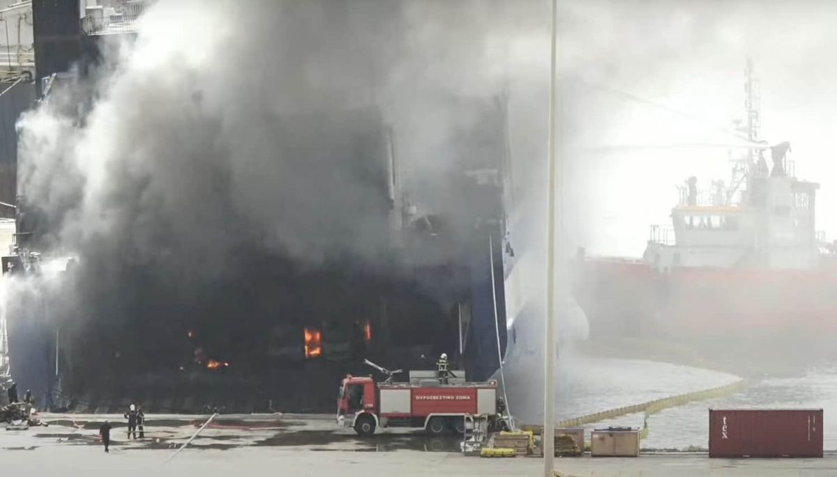 Euroferry Olympia: Συνεχίζεται η επιχείρηση κατάσβεσης στο πλοίο - Προσπαθούν να ρίξουν την θερμοκρασία