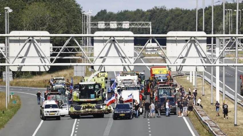 Θυμωμένοι Ολλανδοί αγρότες ορκίζονται να προκαλέσουν περισσότερο χάος διαμαρτυρίας από ποτέ