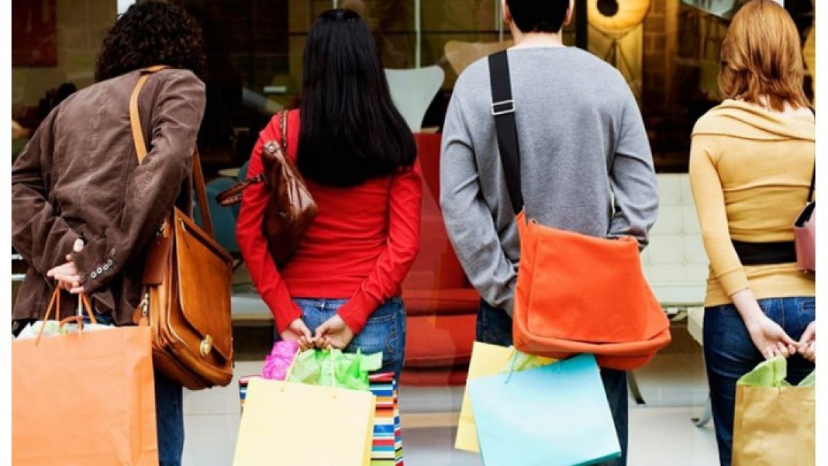 Συγκρατημένη έναρξη στο λιανεμπόριο – Αγωνία για τα κρούσματα