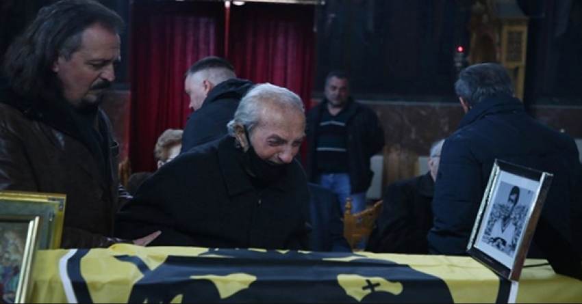 Μίμης Παπαϊωάννου: Συντετριμμένος ο Κώστας Νεστορίδης στο τελευταίο «αντίο» προς τον καλό του φίλο