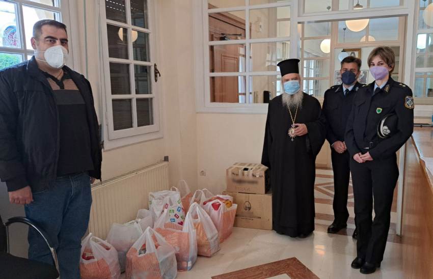 Οι αστυνομικές Υπηρεσίες δίπλα στην εκκλησία