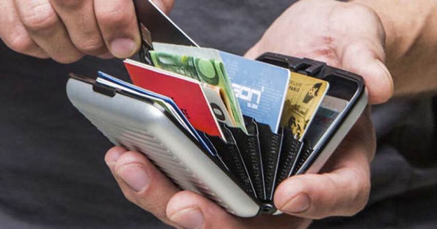 Μονεμβασία: Βρήκε και παρέδωσε τσαντάκι με χρήματα και πολύτιμα έγγραφα