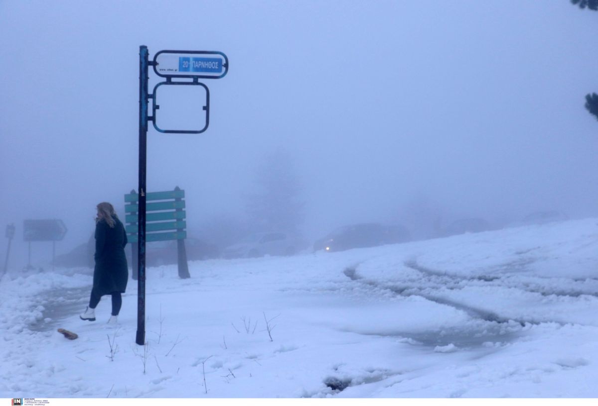 Κακοκαιρία “Κάρμελ”: Χιονίζει στην Πάρνηθα – Διεκόπη η κυκλοφορία