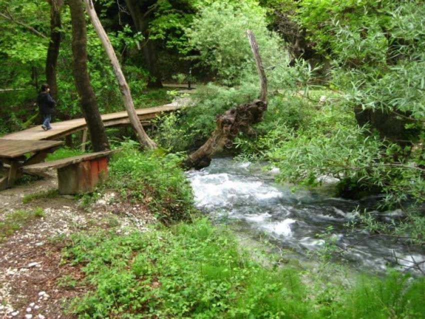 Μαγική τοποθεσία: Το ελληνικό χωριό δίπλα στο ποτάμι που έγινε πόλος έλξης χιλιάδων τουριστών από όλο τον κόσμο