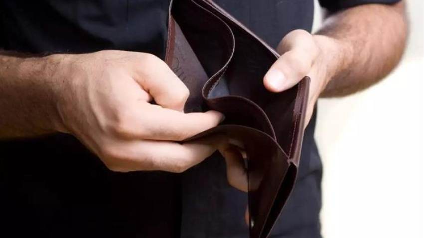 Σαρώνει η ακρίβεια τα νοικοκυριά: 1 στους 2 κόβει βασικές ανάγκες και δυσκολεύεται να πληρώσει υποχρεώσεις του