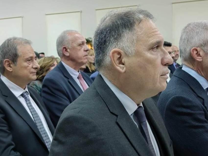 ΣΤΗΝ ΟΡΚΩΜΟΣΙΑ ΤΟΥ ΔΗΜΑΡΧΟΥ &amp; ΤΟΥ Δ.Σ. ΤΟΥ Δ. ΕΥΡΩΤΑ
