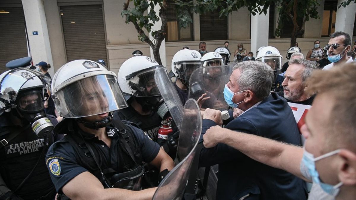 Στον πρόεδρο της ΠΟΕΔΗΝ η πρώτη δίωξη για τις πορείες – Ξεκίνησε η εφαρμογή του νόμου για τις συναθροίσεις