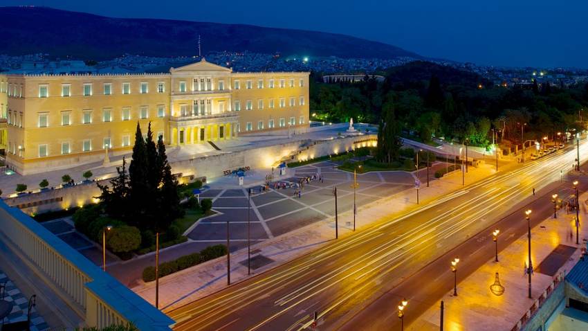 Σύνταγμα: Hμίγυμνος άντρας με καραμπίνα στα χέρια έβριζε βουλευτές (φωτο)