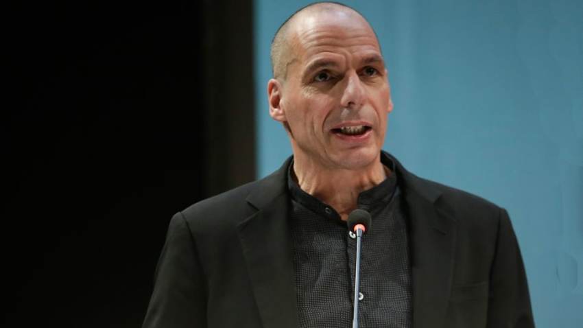 Ξυλοκοπήθηκε άγρια ο Γιάνης Βαρουφάκης στα Εξάρχεια -Μεταφέρθηκε στον Ευαγγελισμό (φωτο)
