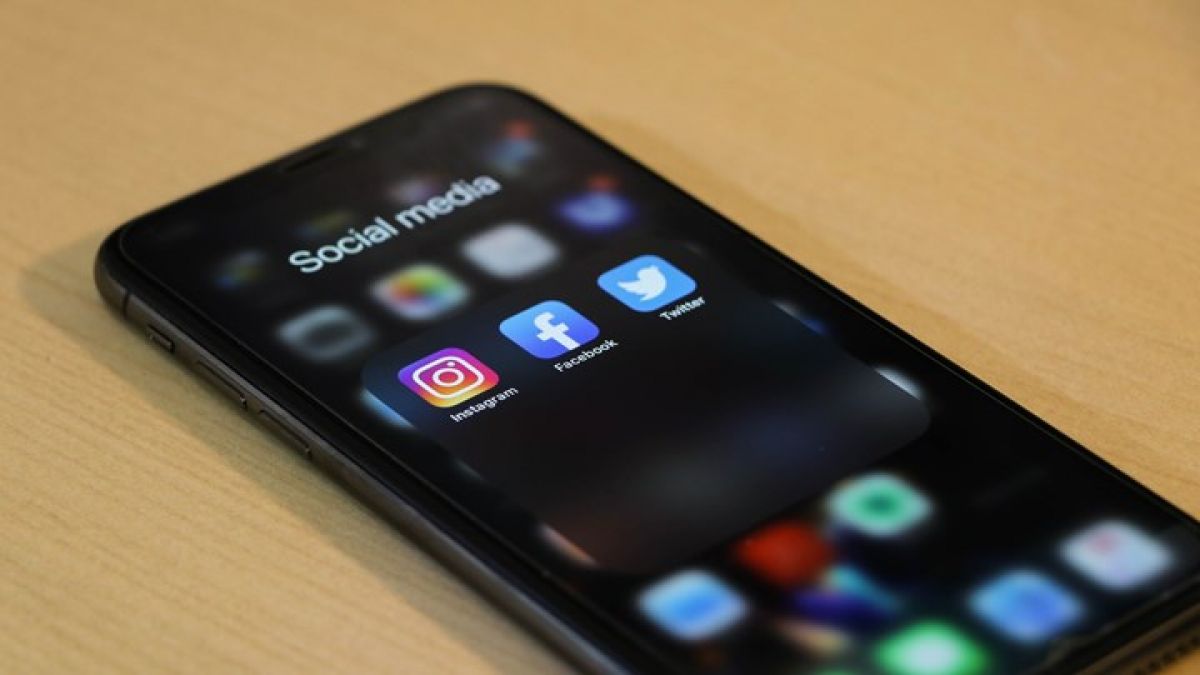 Πόσοι Έλληνες έχουν λογαριασμό στα social media - Τι έδειξε νέα έρευνα
