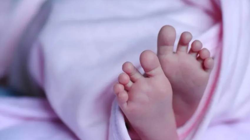 Ημαθία: Αδιάβαστο κηδεύτηκε το άτυχο βρέφος – Οι παππούδες έδιωξαν τον πατέρα