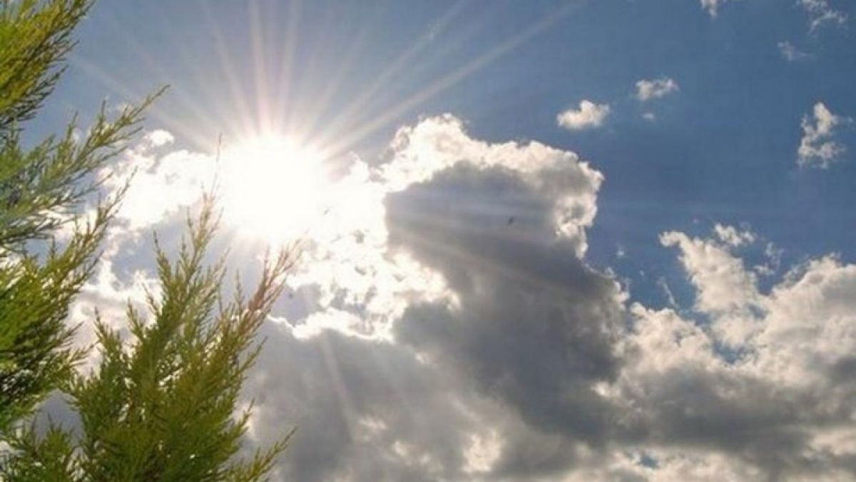 Καιρός: Τοπικές βροχές, ζέστη και σκόνη σήμερα - Πού θα φτάσει η θερμοκρασία στους 29 βαθμούς