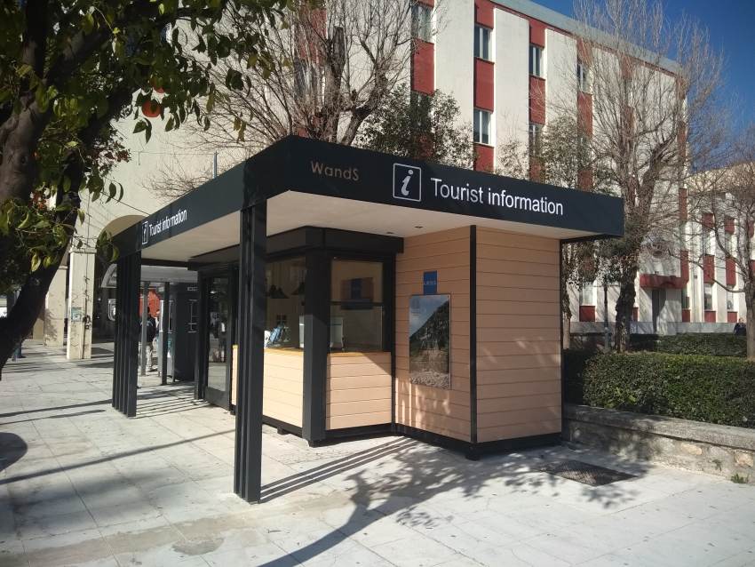 Περίπτερο τουριστικής πληροφόρησης: λειτουργεί με πλήρες ωράριο όλες τις ημέρες της εβδομάδας