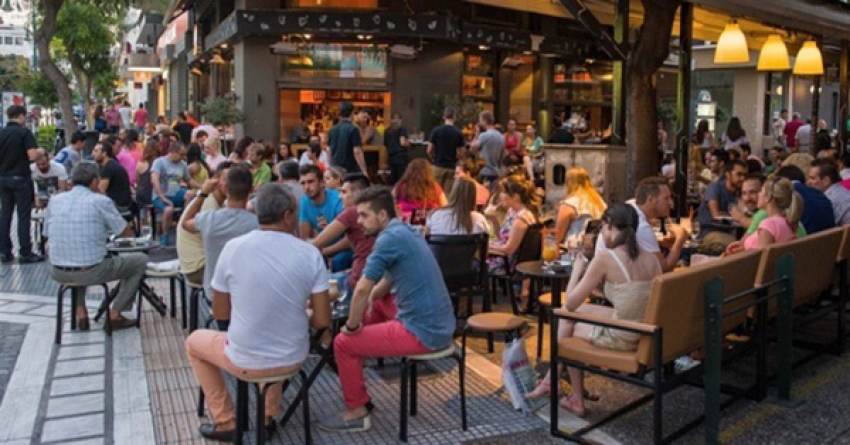Ακρίβεια: Ένας στους δύο Έλληνες έχει περιορίσει τις εξόδους για καφέ