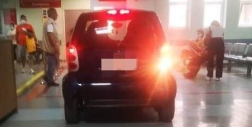 ΚΑΤ: Ασθενής εισέβαλε με το αυτοκίνητό του στα επείγοντα - "Δεν έβρισκε τραυματιοφορέα"