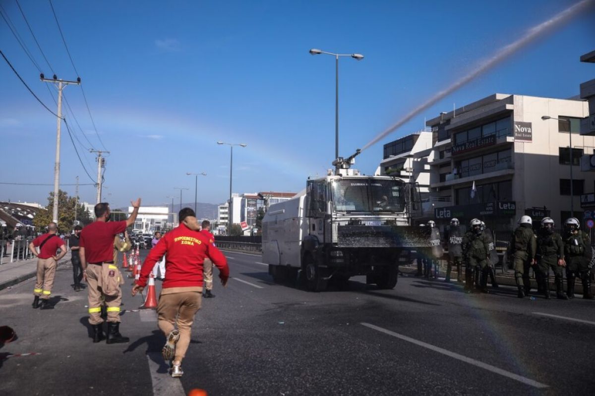 Γίνονται κι αυτά επί Μητσοτάκη: Τα ΜΑΤ έριξαν χημικά και νερό στους πυροσβέστες